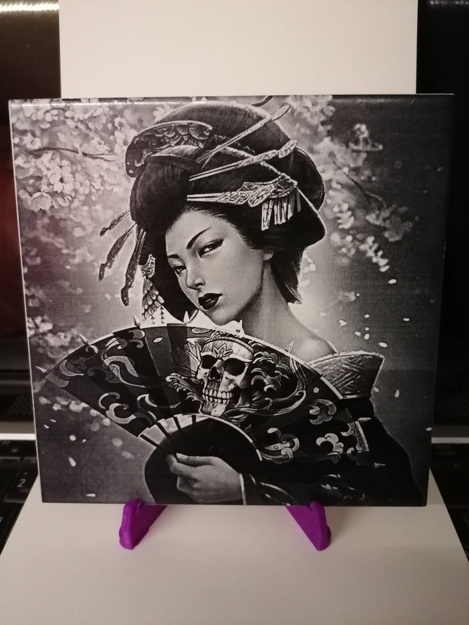 Geisha témájú gravírozott csempekép